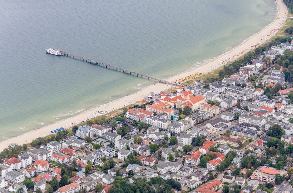 Luftbild Binz - Stadtansicht vom Innenstadtbereich mit Strand und Seebrücke in Binz im Bundesland Mecklenburg-Vorpommern, Deutschland