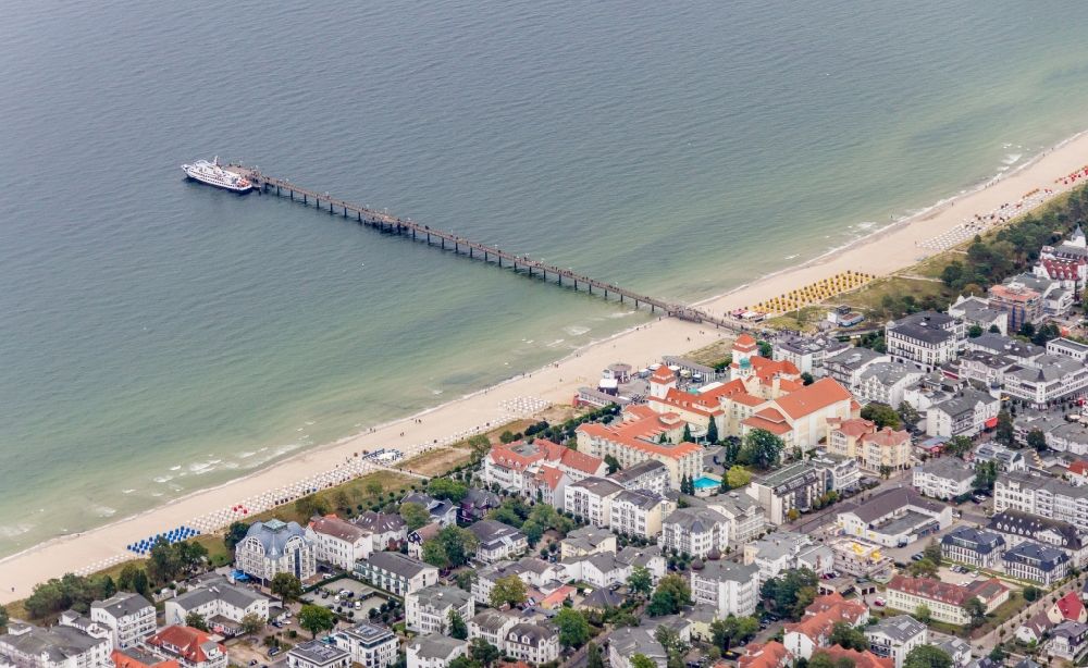 Luftaufnahme Binz - Stadtansicht vom Innenstadtbereich mit Strand und Seebrücke in Binz im Bundesland Mecklenburg-Vorpommern, Deutschland