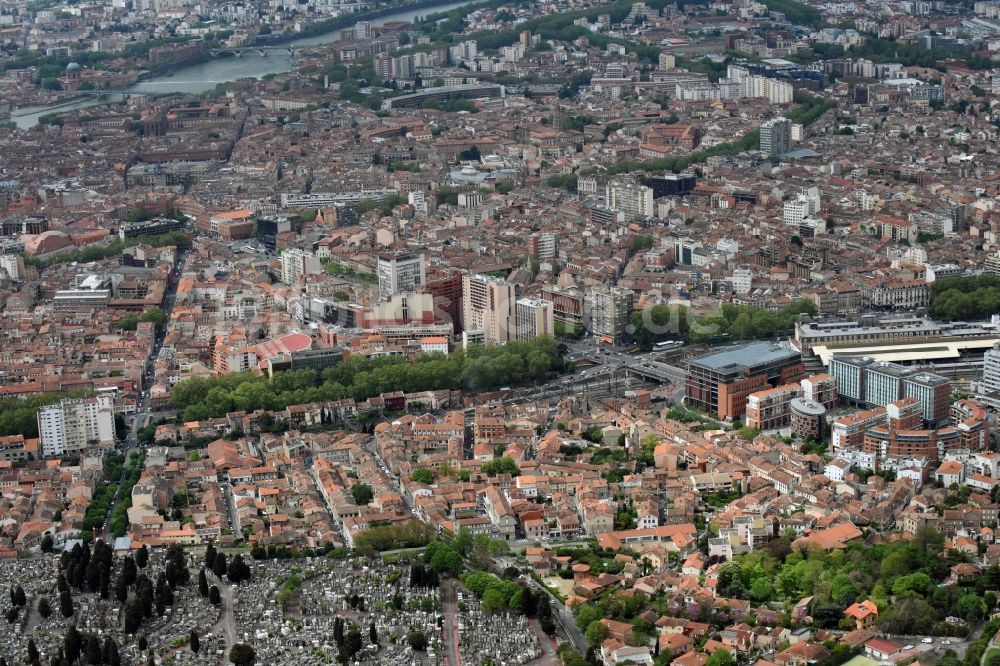 Toulouse aus der Vogelperspektive: Stadtansicht vom Innenstadtbereich in Toulouse in Languedoc-Roussillon Midi-Pyrenees, Frankreich
