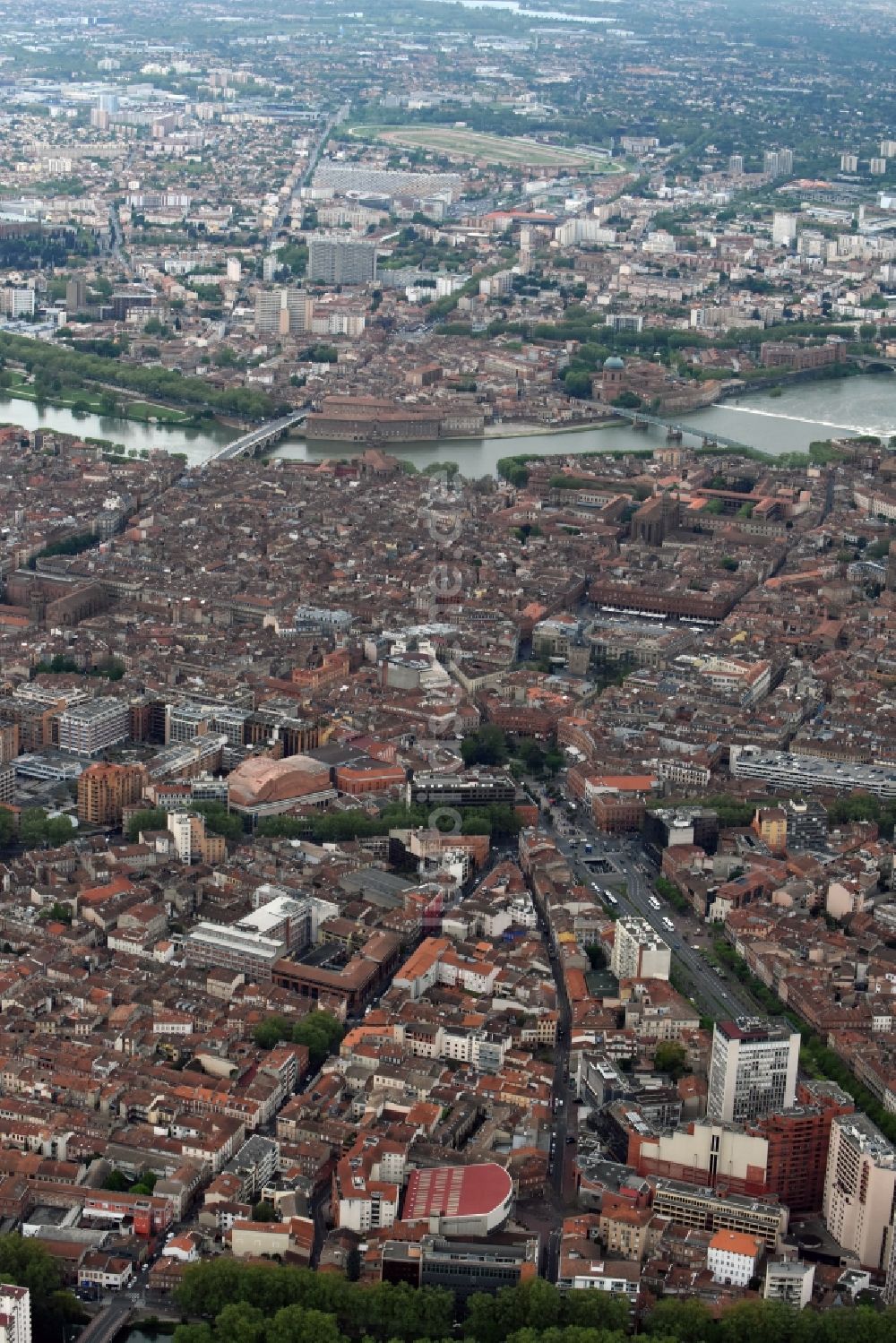 Toulouse von oben - Stadtansicht vom Innenstadtbereich in Toulouse in Languedoc-Roussillon Midi-Pyrenees, Frankreich