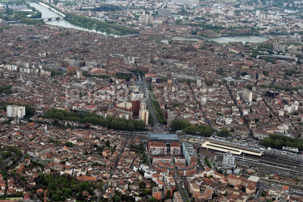 Luftaufnahme Toulouse - Stadtansicht vom Innenstadtbereich in Toulouse in Languedoc-Roussillon Midi-Pyrenees, Frankreich