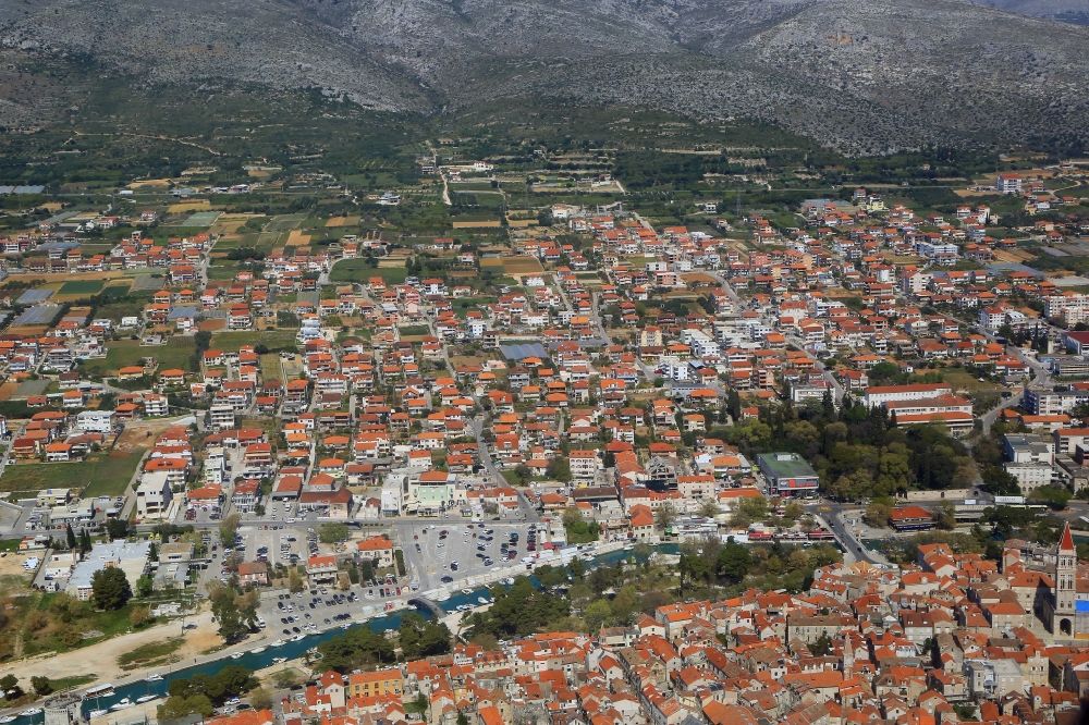Luftbild Trogir - Stadtansicht vom Innenstadtbereich in Trogir in Splitsko-dalmatinska zupanija, Kroatien