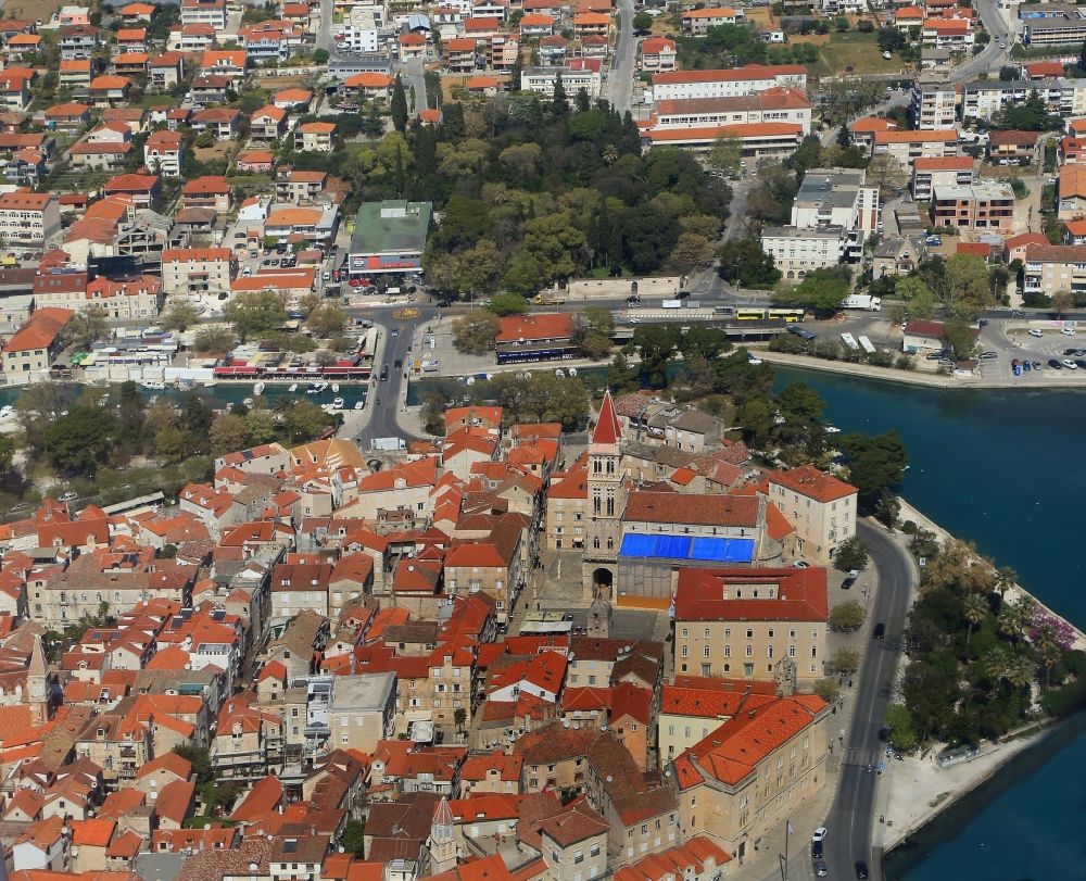 Luftaufnahme Trogir - Stadtansicht vom Innenstadtbereich in Trogir in Splitsko-dalmatinska zupanija, Kroatien