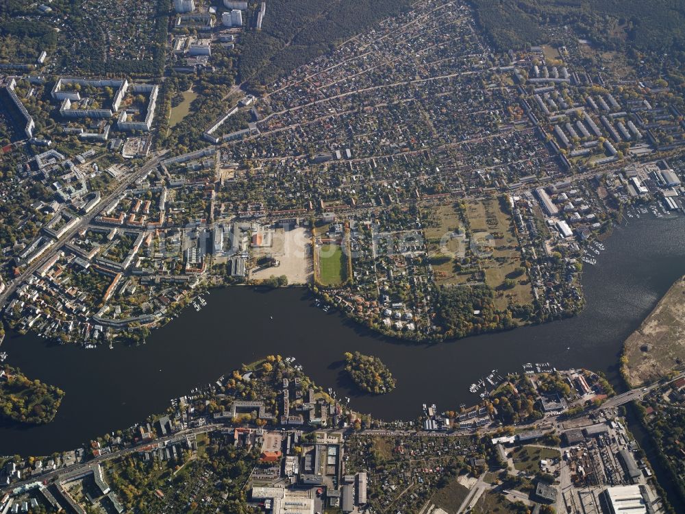Luftaufnahme Berlin - Stadtansicht vom Innenstadtbereich am Ufer der Dahme auf Höhe des BHKW Köpenick in Berlin