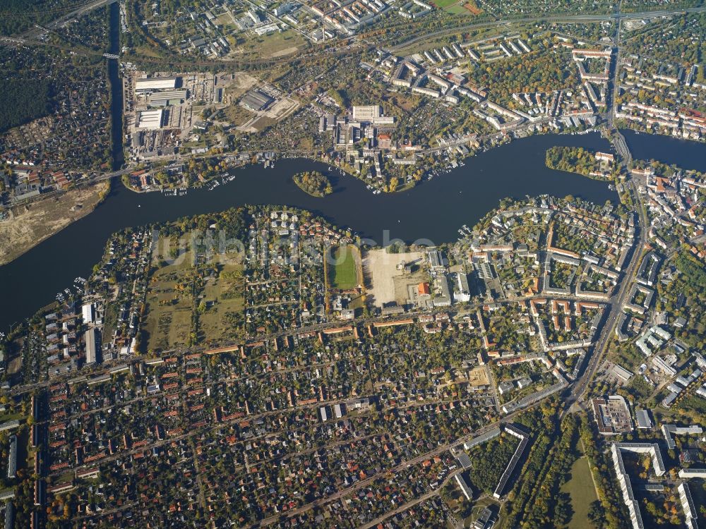 Berlin aus der Vogelperspektive: Stadtansicht vom Innenstadtbereich am Ufer der Dahme auf Höhe des BHKW Köpenick in Berlin