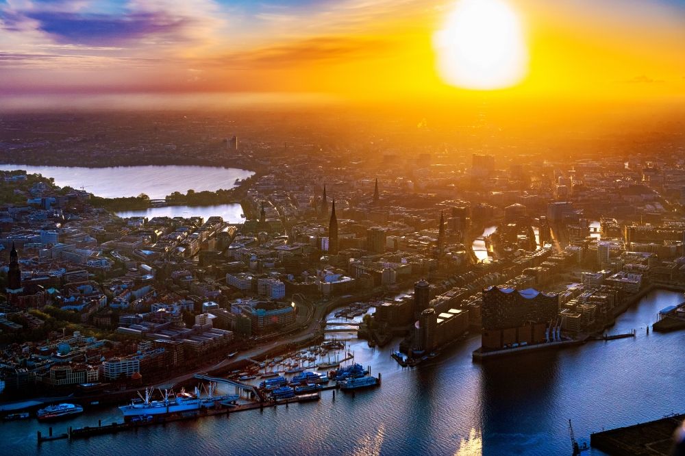 Luftaufnahme Hamburg - Stadtansicht vom Innenstadtbereich am Ufer der Norderelbe in Hamburg, Deutschland