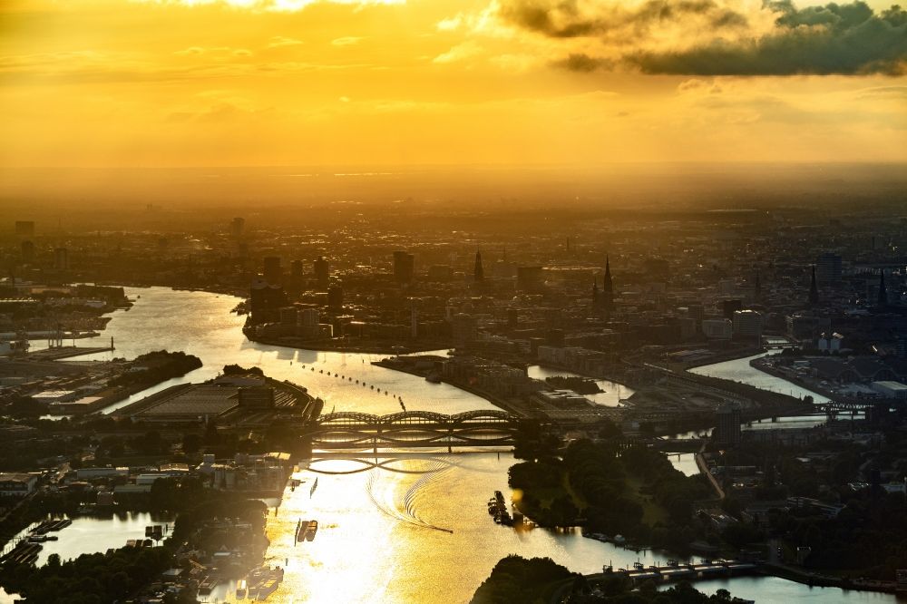 Luftbild Hamburg - Stadtansicht vom Innenstadtbereich am Ufer der Norderelbe in Hamburg, Deutschland