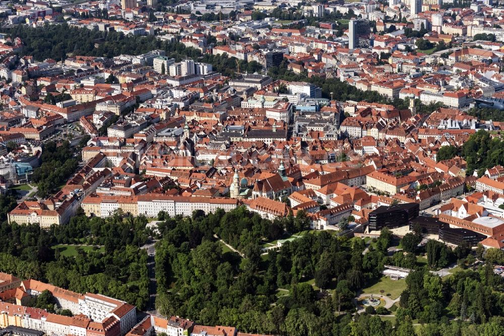 Graz aus der Vogelperspektive: Stadtansicht vom Innenstadtbereich im Vordergrund der Stadtpark in Graz in Steiermark, Österreich
