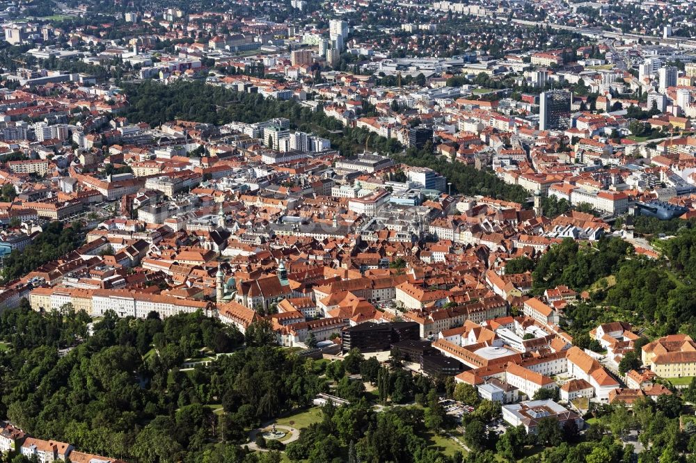Luftaufnahme Graz - Stadtansicht vom Innenstadtbereich im Vordergrund der Stadtpark in Graz in Steiermark, Österreich