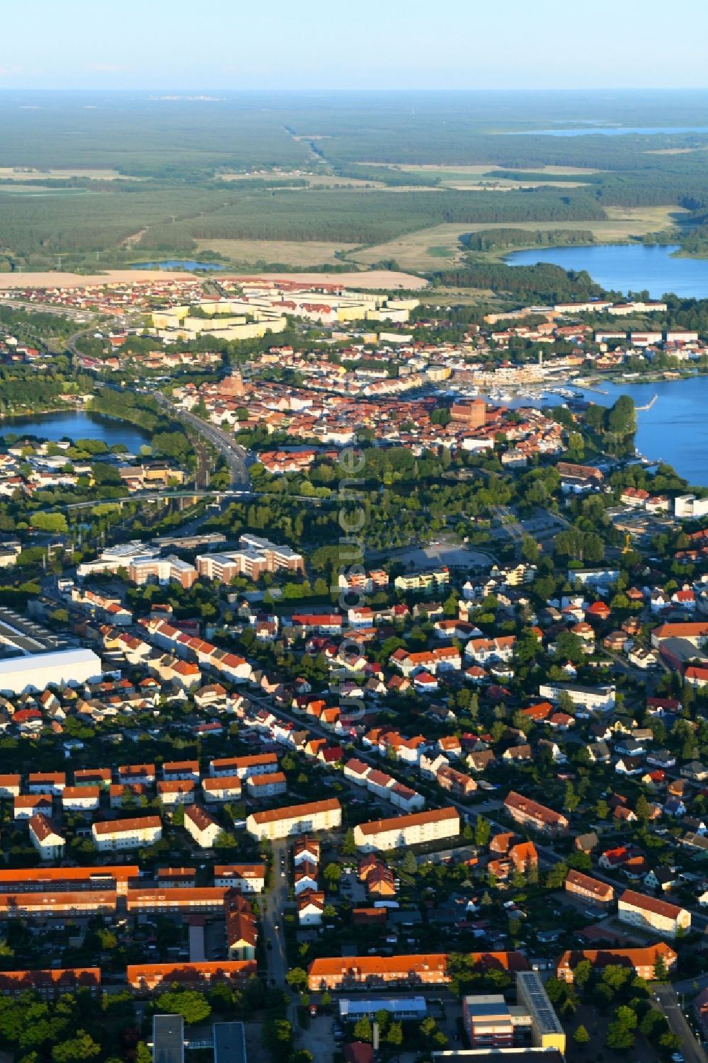 Waren (Müritz) von oben - Stadtansicht vom Innenstadtbereich in Waren (Müritz) im Bundesland Mecklenburg-Vorpommern, Deutschland