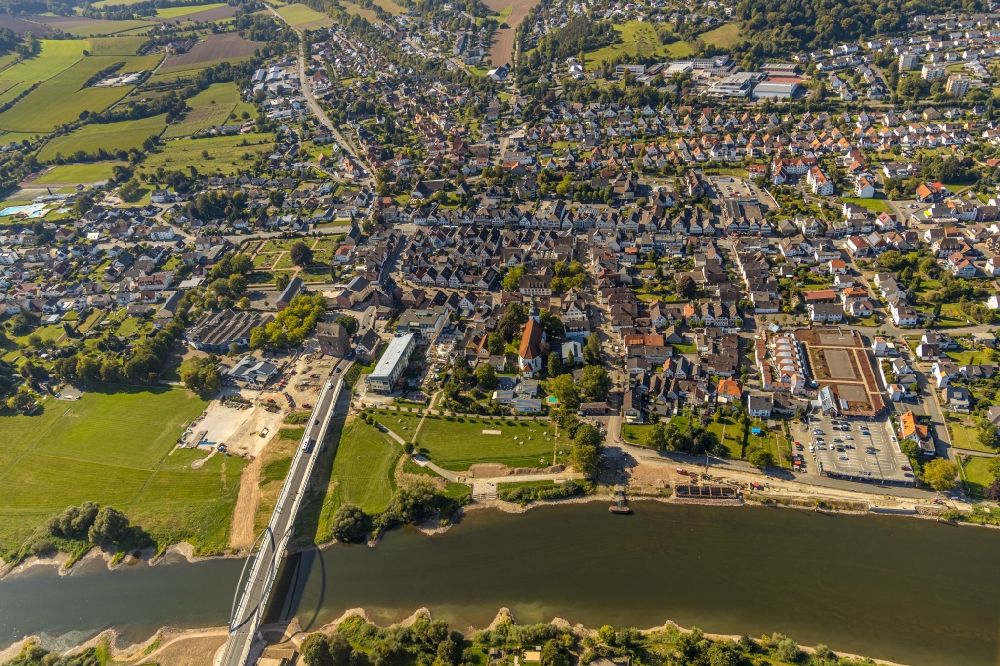 Luftbild Beverungen - Stadtansicht vom Innenstadtbereich an der Weserbrücke Beverungen-Lauenförde in Beverungen im Bundesland Nordrhein-Westfalen, Deutschland