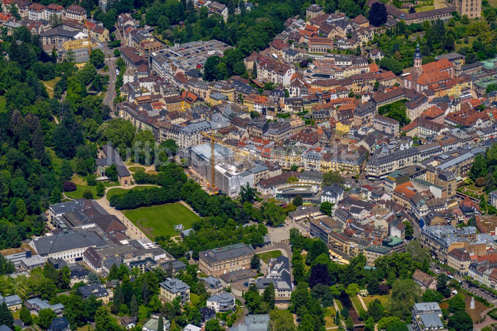 Baden-Baden von oben - Stadtansicht vom Innenstadtbereich von Westen in Baden-Baden im Bundesland Baden-Württemberg, Deutschland
