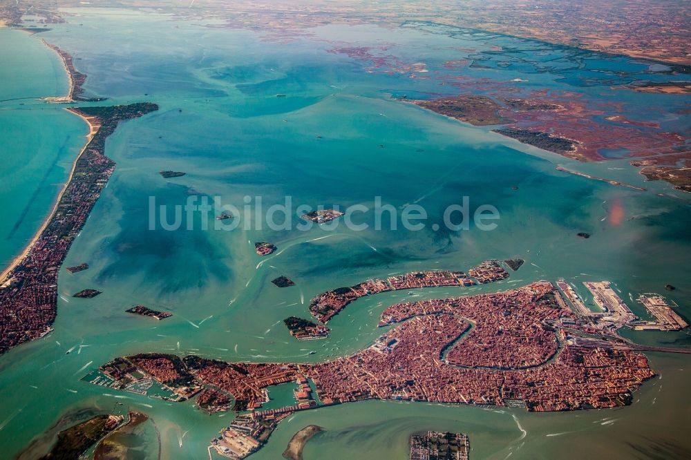 Venedig aus der Vogelperspektive: Stadtansicht des Innenstadtbereiches an der Adria- Lagune in Venedig in Venetien, Italien