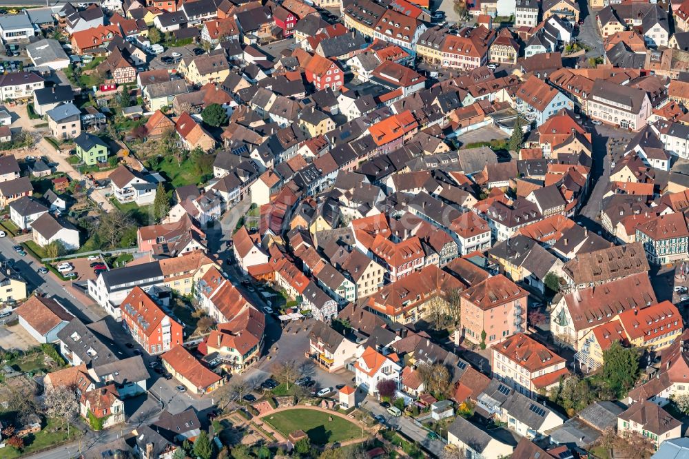 Luftaufnahme Ettenheim - Stadtansicht des Innenstadtbereiches Altstadt Ettenheim mit Kirche in Ettenheim im Bundesland Baden-Württemberg, Deutschland