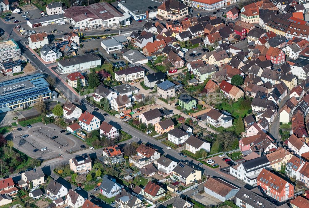 Ettenheim von oben - Stadtansicht des Innenstadtbereiches Altstadt Ettenheim mit Kirche in Ettenheim im Bundesland Baden-Württemberg, Deutschland