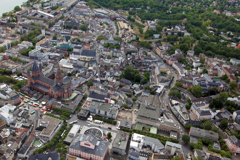 Mainz von oben - Stadtansicht des Innenstadtbereiches der Altstadt in Mainz im Bundesland Rheinland-Pfalz, Deutschland