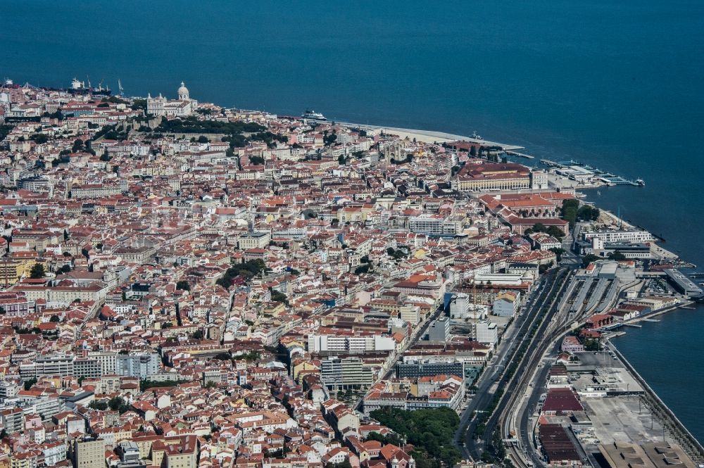 Lissabon aus der Vogelperspektive: Stadtansicht des Innenstadtbereiches an der Bahnstation Cais do Sodre in Lissabon in Portugal