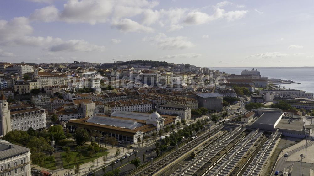 Lissabon aus der Vogelperspektive: Stadtansicht des Innenstadtbereiches an der Bahnstation Cais do Sodre in Lissabon in Portugal