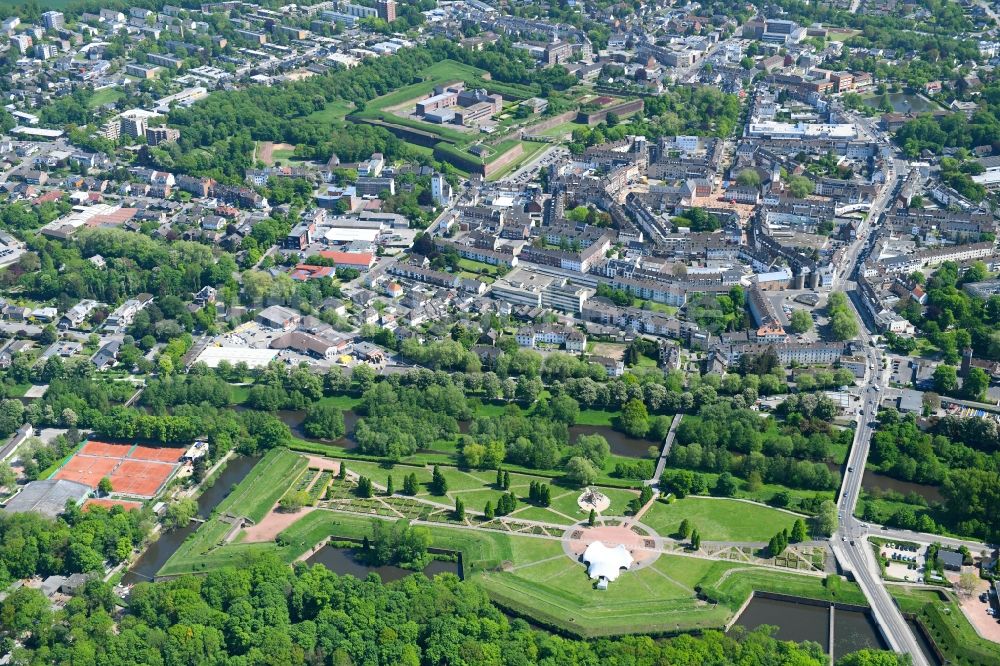 Luftbild Jülich - Stadtansicht des Innenstadtbereiches mit Blick auf das Museum Zitadelle und den Brückenkopf Zoo in Jülich im Bundesland Nordrhein-Westfalen, Deutschland