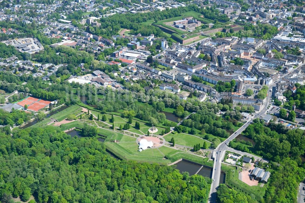 Luftaufnahme Jülich - Stadtansicht des Innenstadtbereiches mit Blick auf das Museum Zitadelle und den Brückenkopf Zoo in Jülich im Bundesland Nordrhein-Westfalen, Deutschland