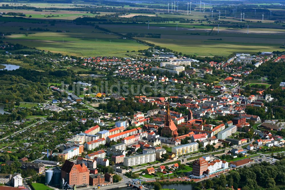 Demmin aus der Vogelperspektive: Stadtansicht des Innenstadtbereiches von Demmin im Bundesland Mecklenburg-Vorpommern, Deutschland