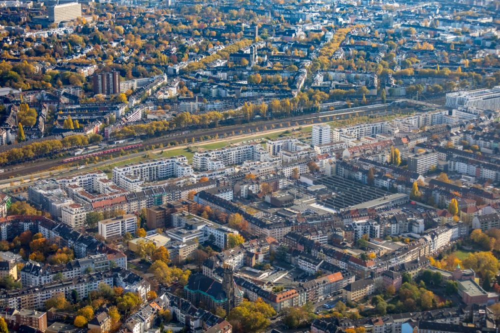Luftaufnahme Düsseldorf - Stadtansicht des Innenstadtbereiches entlang der Eisenbahngleisen in Düsseldorf im Bundesland Nordrhein-Westfalen, Deutschland