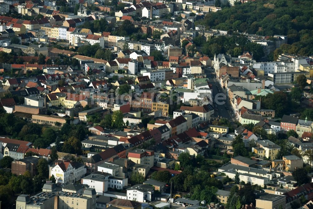 Luftaufnahme Köthen (Anhalt) - Stadtansicht des Innenstadtbereiches entlang der Leopoldstraße in Köthen (Anhalt) im Bundesland Sachsen-Anhalt