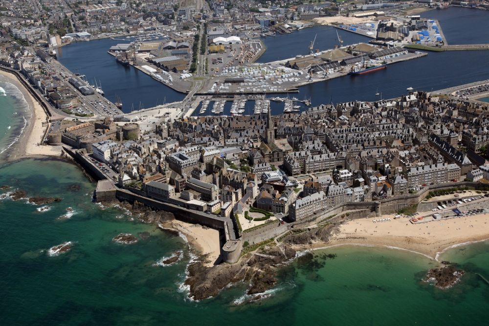 Luftbild Saint-Malo - Stadtansicht des Innenstadtbereiches mit Festungsmauer in Saint-Malo in Bretagne, Frankreich