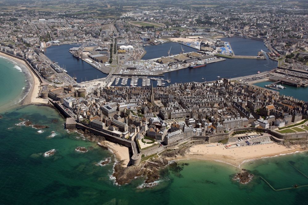Luftaufnahme Saint-Malo - Stadtansicht des Innenstadtbereiches mit Festungsmauer in Saint-Malo in Bretagne, Frankreich