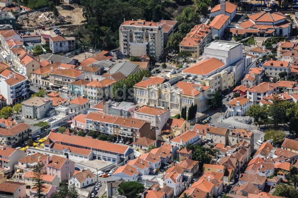 Luftaufnahme Sintra - Stadtansicht des Innenstadtbereiches an der Av. Heliodoro Salgado in Sintra, Portugal