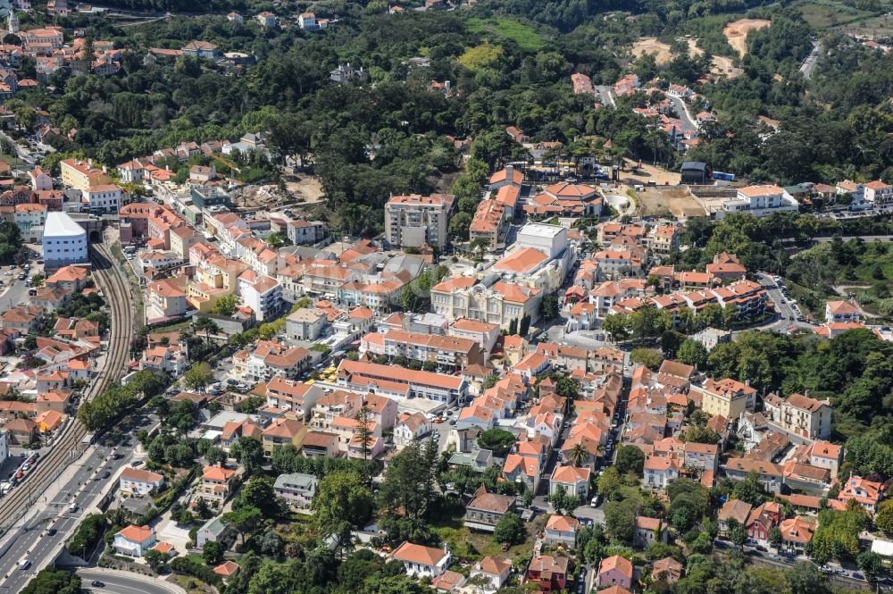 Sintra von oben - Stadtansicht des Innenstadtbereiches an der Av. Heliodoro Salgado in Sintra, Portugal