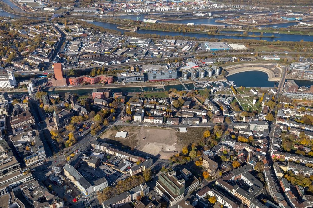 Duisburg von oben - Stadtansicht des Innenstadtbereiches mit dem Innenhafen und Holzhafen in Duisburg im Bundesland Nordrhein-Westfalen, Deutschland