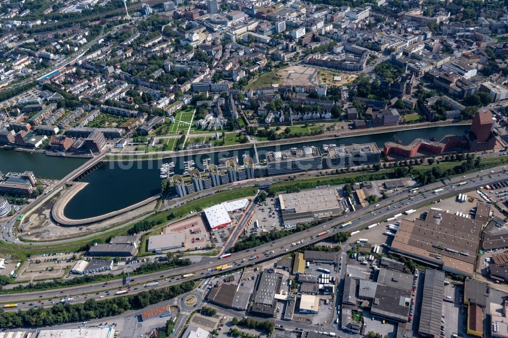 Luftaufnahme Duisburg - Stadtansicht des Innenstadtbereiches mit dem Innenhafen und Holzhafen in Duisburg im Bundesland Nordrhein-Westfalen, Deutschland