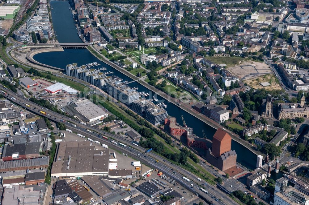 Luftbild Duisburg - Stadtansicht des Innenstadtbereiches mit dem Innenhafen und Holzhafen in Duisburg im Bundesland Nordrhein-Westfalen, Deutschland