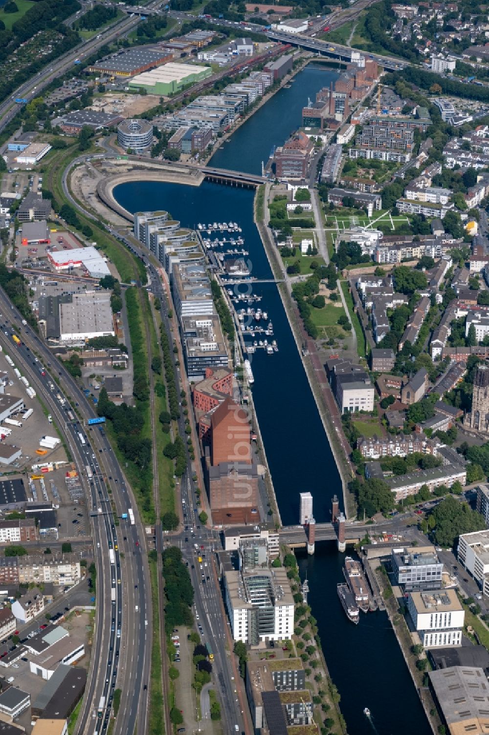 Duisburg von oben - Stadtansicht des Innenstadtbereiches mit dem Innenhafen und Holzhafen in Duisburg im Bundesland Nordrhein-Westfalen, Deutschland