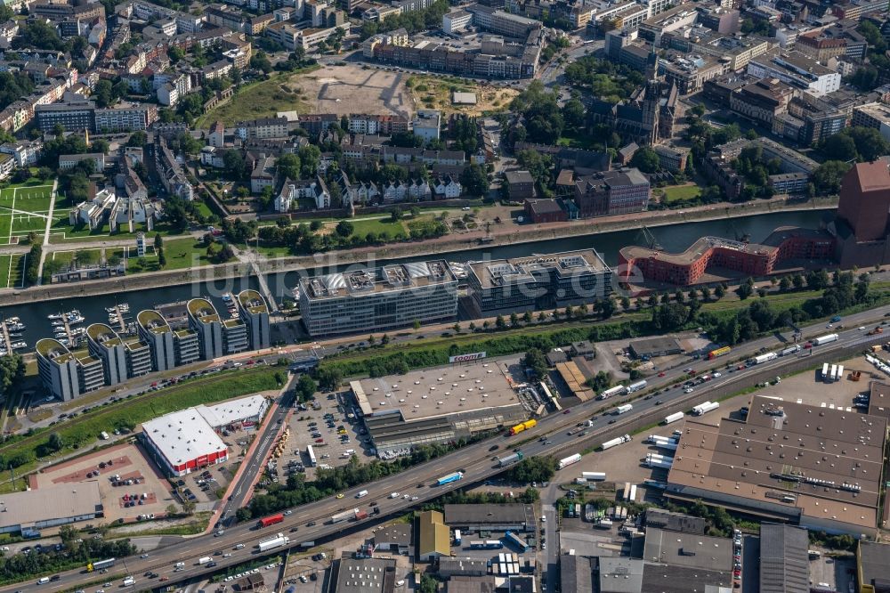 Luftaufnahme Duisburg - Stadtansicht des Innenstadtbereiches mit dem Innenhafen und Holzhafen in Duisburg im Bundesland Nordrhein-Westfalen, Deutschland