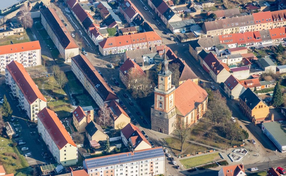 Templin von oben - Stadtansicht des Innenstadtbereiches mit Kirche in Templin im Bundesland Brandenburg