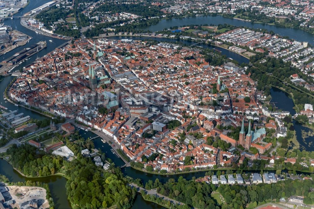 Lübeck aus der Vogelperspektive: Stadtansicht des Innenstadtbereiches in Lübeck im Bundesland Schleswig-Holstein, Deutschland