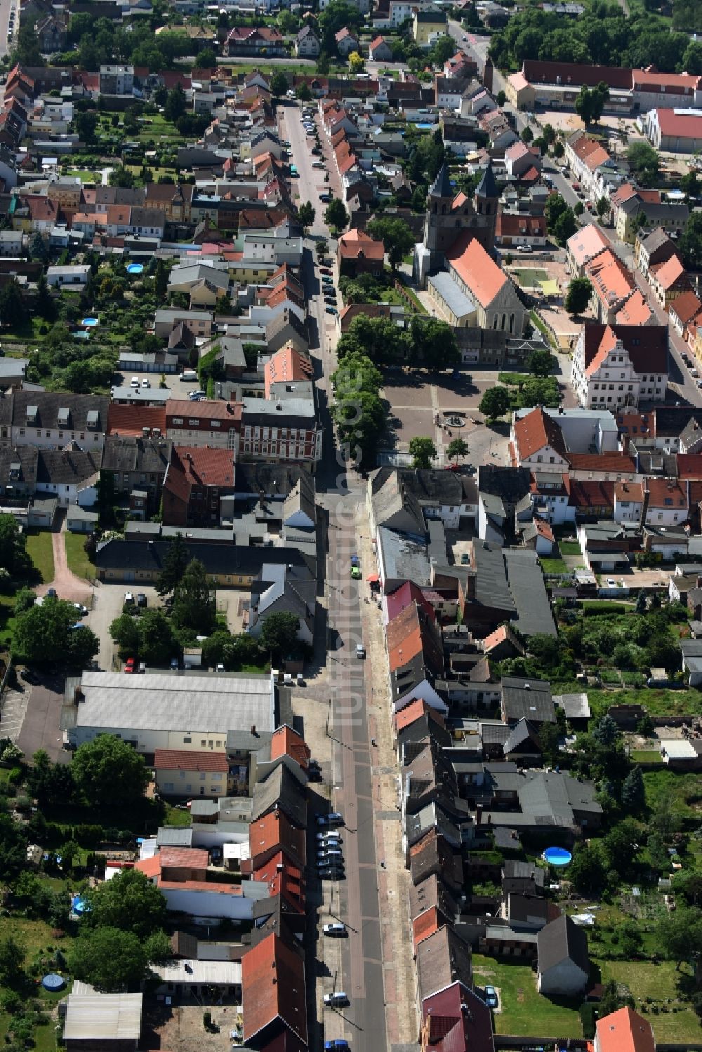 Luftaufnahme Aken - Stadtansicht des Innenstadtbereiches mit der St. Marien Kirche in Aken im Bundesland Sachsen-Anhalt
