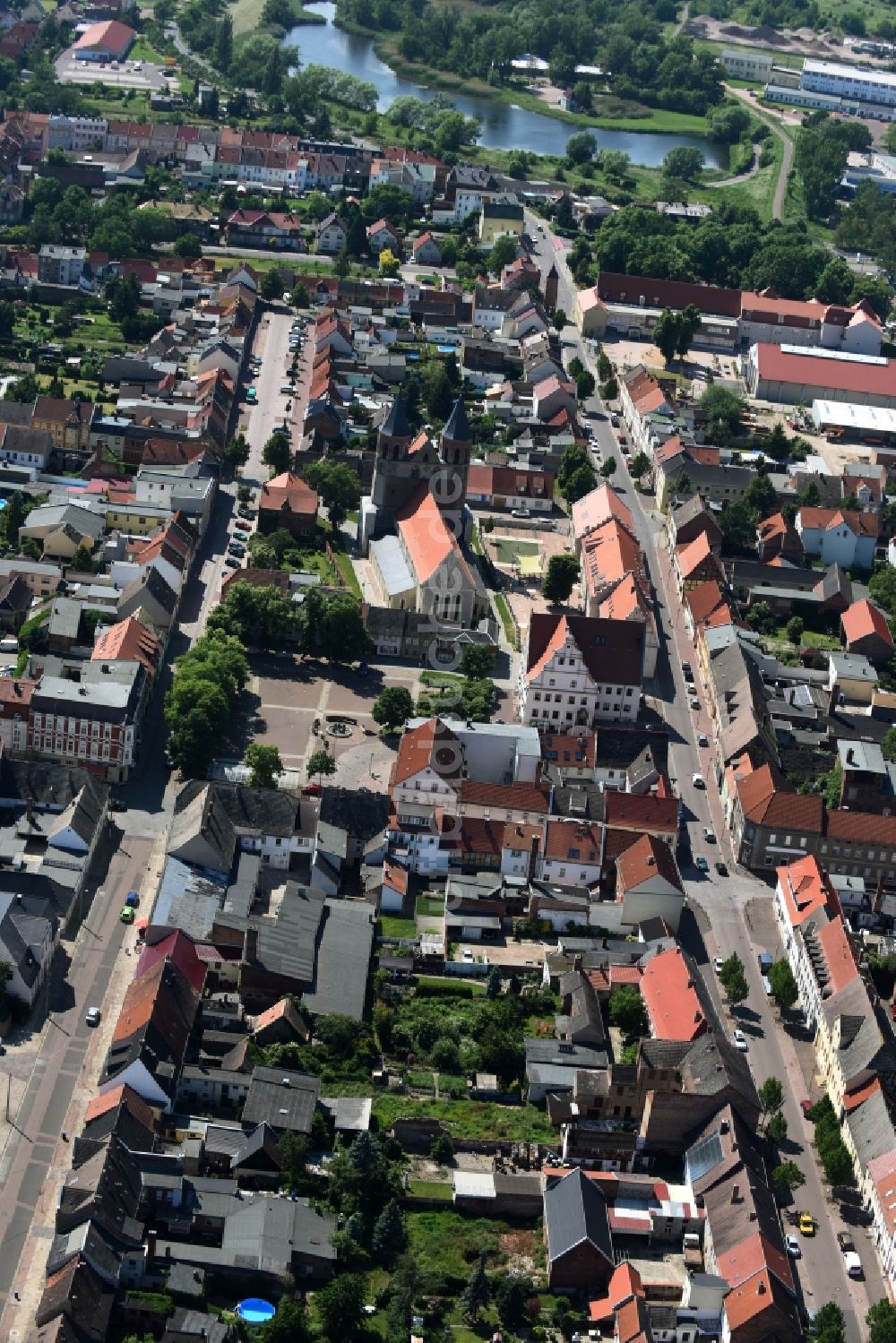Aken von oben - Stadtansicht des Innenstadtbereiches mit der St. Marien Kirche in Aken im Bundesland Sachsen-Anhalt