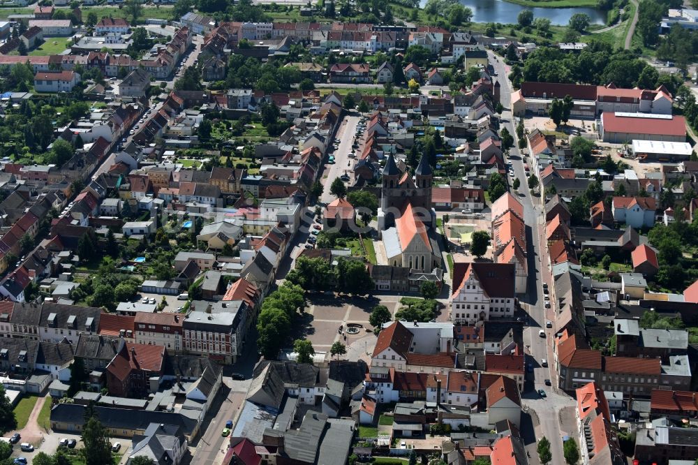 Aken aus der Vogelperspektive: Stadtansicht des Innenstadtbereiches mit der St. Marien Kirche in Aken im Bundesland Sachsen-Anhalt