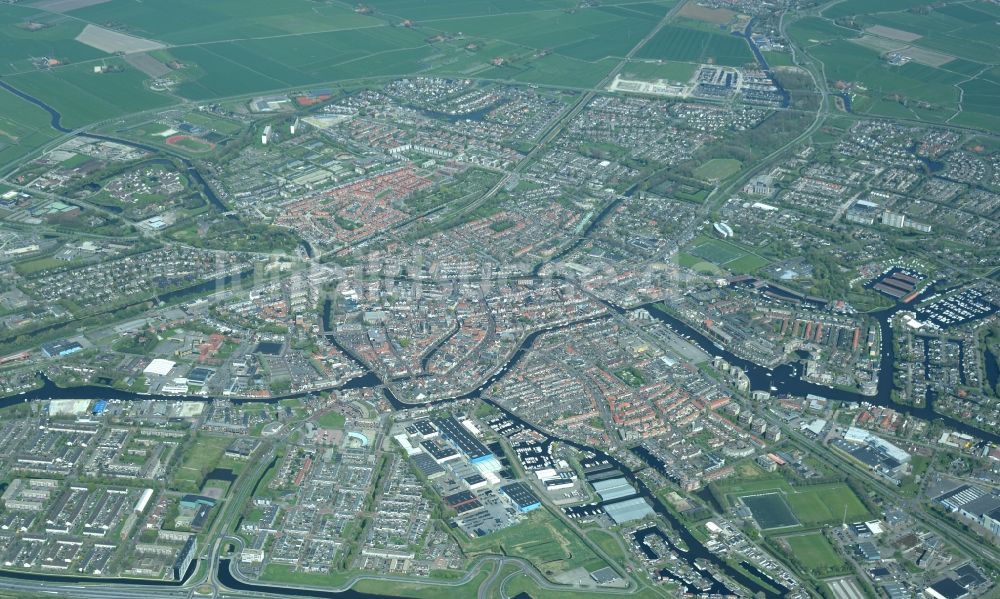 Luftaufnahme Sneek - Stadtansicht des Innenstadtbereiches in Sneek in Friesland, Niederlande