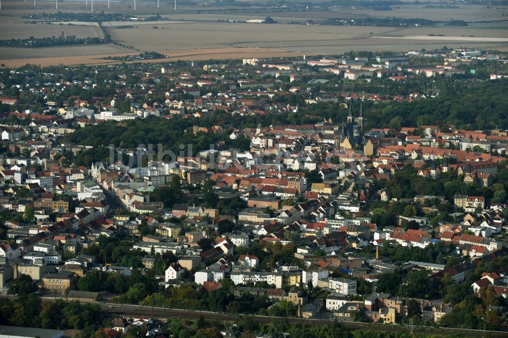Luftaufnahme Köthen (Anhalt) - Stadtansicht des Innenstadtbereiches mit der St.Jakobskirche in Köthen (Anhalt) im Bundesland Sachsen-Anhalt