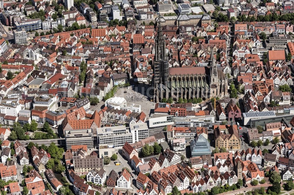 Luftbild Ulm - Stadtansicht des Innenstadtbereiches mit Ulmer Münster in Ulm im Bundesland Baden-Württemberg, Deutschland