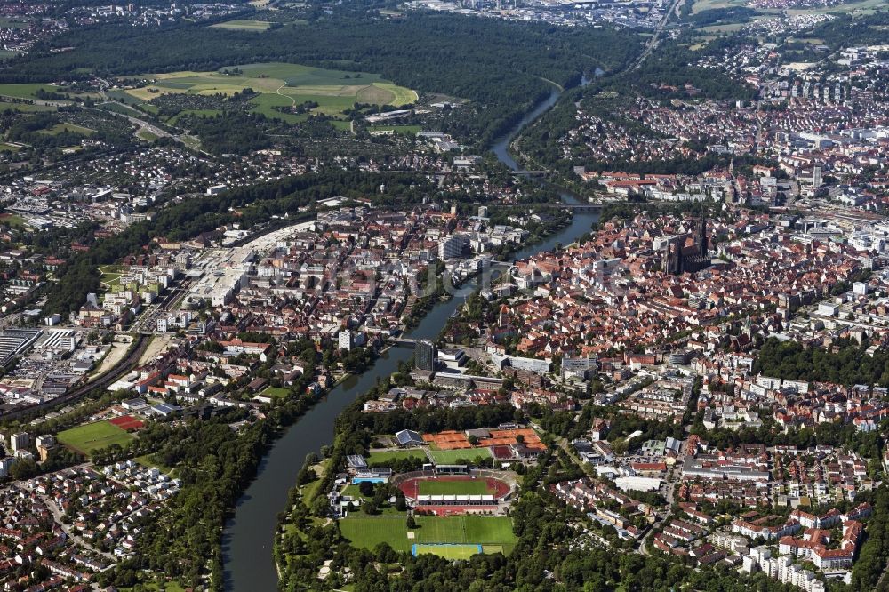 Luftaufnahme Ulm - Stadtansicht des Innenstadtbereiches mit Ulmer Münster in Ulm im Bundesland Baden-Württemberg, Deutschland