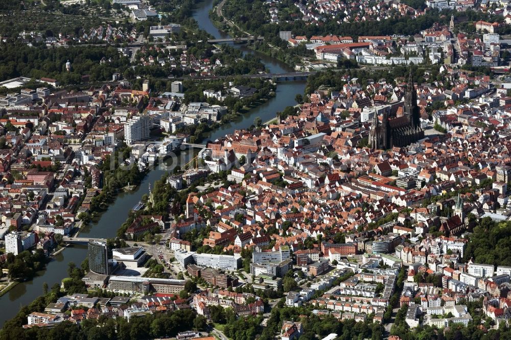 Ulm aus der Vogelperspektive: Stadtansicht des Innenstadtbereiches mit Ulmer Münster in Ulm im Bundesland Baden-Württemberg, Deutschland