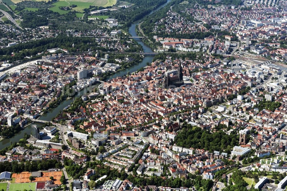 Luftbild Ulm - Stadtansicht des Innenstadtbereiches mit Ulmer Münster in Ulm im Bundesland Baden-Württemberg, Deutschland