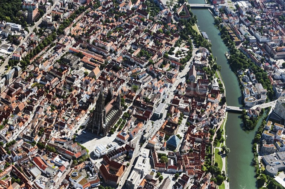 Luftaufnahme Ulm - Stadtansicht des Innenstadtbereiches mit Ulmer Münster in Ulm im Bundesland Baden-Württemberg, Deutschland