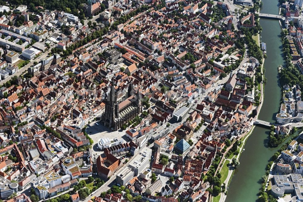 Ulm von oben - Stadtansicht des Innenstadtbereiches mit Ulmer Münster in Ulm im Bundesland Baden-Württemberg, Deutschland