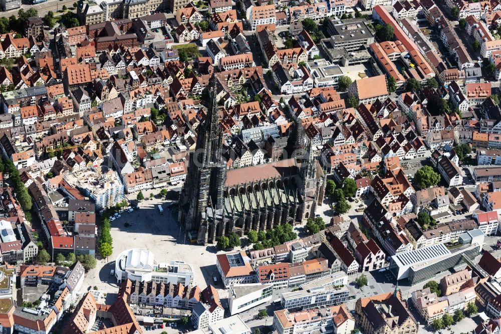 Ulm aus der Vogelperspektive: Stadtansicht des Innenstadtbereiches mit Ulmer Münster in Ulm im Bundesland Baden-Württemberg, Deutschland